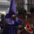 Feligreses realizan actos de penitencia en la procesión de Jesús del Gran Poder.