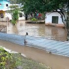 El desbordamiento de un río en Esmeraldas provocó la evacuación de varias personas.
