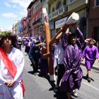 La familia Lanchimba fabricó una cruz con troncos de árboles de un bosque de La Ferroviaria, sur de Quito.