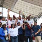 Los integrantes de la yola del club Ab. Manuel Calle en lo más alto del podio, recibieron durante la premiación un trofeo y un cheque de $ 1.4000 dólares.