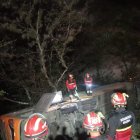 El bus terminó dentro de una hondonada.