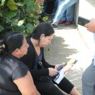 Familiares de víctimas de atentados violentos se encuentran en la morgue de Guayaquil.