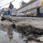 Moradores de la Roldós deben esquivar los huecos que se formaron en la calle Rumihurco porque tampoco hay aceras.