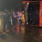La vía E-20 se convirtió en el escenario de un trágico accidente que dejó un saldo de una mujer fallecida y cuatro jheridos.