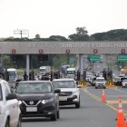 Autos retornan en 'caravana' en vía a la costa este 20 de abril.