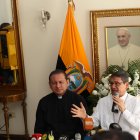 En la rueda de prensa que brindó el cardenal Luis Cabrera (blanco), exhibió un retrato de Jorge Bergoglio.