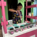 La carreta la ubica en la parte exterior de su vivienda. Allí la ayudan sus familiares cuando está ocupada.