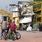 Los vecinos se quedaron en el sitio por más de dos horas para conocer actualizaciones del caso.