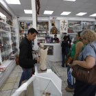 En las librerías católicas, los clientes empiezan a pedir imágenes del Papa, así como los documentos eclesiales que escribió.