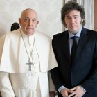 El papa Francisco en un reunión junto a Javier Milei.
