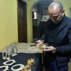 El artesano muestra parte de sus creaciones.