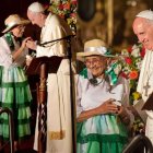 La adulta mayor compartió unos momentos con Francisco.