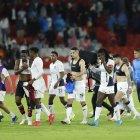 La tristeza de los jugadores albos tras ceder un punto en casa.