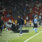 El entrenador Pablo Sánchez estuvo activo durante el juego ante Flamengo.