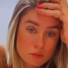 La actriz brasileña Débora Peixoto anunció su embarazo tras grabar con otro actor.