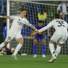 El centrocampista turco del Real Madrid Arda Guler (i) festeja tras marcar el tanto ante el Getafe