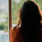 La señora sospecha que su expareja le está amenazando.