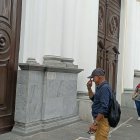 Mauro Arana se persigna frente a las puertas cerradas de la iglesia San Francisco de Guayaquil.
