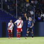 Spinelli brilló con doblete, pero River rescató un punto en la altura.