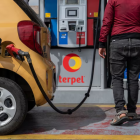 El subsidio a la gasolina ha sido un tema clave en la economía ecuatoriana. Con la caída del crudo, podría llegar a su fin.