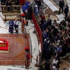 Largas filas se han formado en el Vaticano para despedir al pontífice.