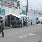 Militares y policías custodian los exteriores de la cárcel de mujeres de Ambato tras el intento de amotinamiento.