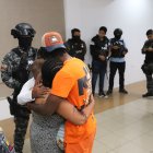 Jackson Rodríguez al momento de reunirse con su familia tras la intervención de la Policía Nacional.