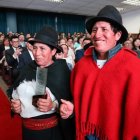 Juan y Carmen Ushca reciben el premio póstumo para Baltazar Ushca, el histórico hielero del Chimborazo.