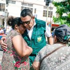 La gente se abrazaba luego de observar la magnitud de la tragedia, en Esmeraldas.