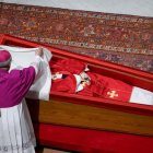 El ataúd del Papa fue sellado por el cardenal Kevin Farrell.