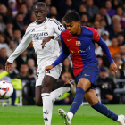 Lamine Yamal (d) es una de las jóvenes figuras de FC Barcelona para el duelo ante Real Madrid.