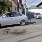 El bache que más causa inconvenientes es esquivado por la mayoría de conductores.