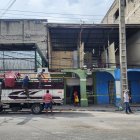 Los miembros del culto se ayudaron mutuamente a trasladar los muebles del templo.