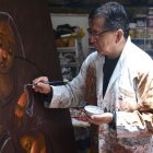 Jorge Perugachi hace una pausa en cada pincelada para dar forma a sus ideas en imágenes sobre el lienzo.