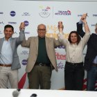 Jorge Delgado (c) durante la presentación de Jefferson Pérez como su binomio para vicepresidente y Lorena Arroyo como su segunda vicepresiednta.