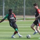 Colney (United Kingdom), 28/04/2025.- Bukayo Saka (L) and Declan Rice (R) of Arsenal at a training session of the team at the Arsenal training grounds in Colney, north London, Britain, 28 April 2025. Arsenal will face Paris Saint Germain in UEFA Champions League semi-finals 1st leg soccer match on 29 April 2025. (Liga de Campeones, Reino Unido, Londres) EFE/EPA/NEIL HALL