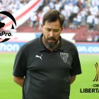 El DT Vitamina Sánchez es blanco de los reclamos de los hinchas albos.