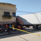 El cabezal con un contenedor permanecía encadenado en el sitio donde se produjo el accidente.