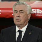 SEVILLA, 26/04/2025.- El técnico italiano del Real Madrid, Carlo Ancelotti, durante el encuentro correspondiente a la final de la Copa del Rey que disputan hoy sábado Real Madrid y FC Barcelona en el estadio de La Cartuja, en Sevilla. EFE / Raul Caro.