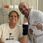 La periodista junto al cirfujano Andrés Rivadeneyra, quien salvó la mano y evitó que sea amputada.