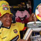 Jimmy Espinoza atiende aún, de lunes a sábado, el puesto que compartió con su papá en las calles Aguirre y Chile. En el círculo el monumento que se le realizó.