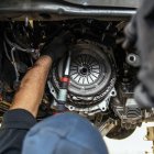 El embrague está ubicado entre el motor y la caja de transmisión. Para cambiarlo se debe levantar y desmontar varias piezas del automóvil.