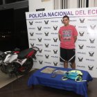 El detenido junto con la droga y la motocicleta incautada en la persecución policial.