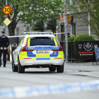 Un agente de policía opera en las inmediaciones de la plaza Vaksala, en Uppsala, Suecia, donde varias personas resultaron heridas por disparos.