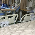 Los pacientes infectados con la bacteria están aislados en una sala del hospital.