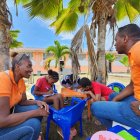 Docentes sonríen con los estudiantes a pesar de la difícil situación tras el sismo en Esmeraldas.