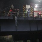 El Cuerpo de Bomberos se demoró cerca de cinco horas para extraer el cadáver desde el fondo de la quebrada.