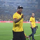 El exportero Máximo Banguera, durante su reconocimiento en el estadio Monumental, en la Noche Centenario del miércoles 30 de enero.