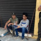 Dos de los secuestrados auxiliados por la Policía Nacional en el sector de las Orquídeas, norte de Guayaquil.