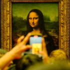 Se cree que da Vinci, comenzó a pintar la Mona Lisa alrededor de 1503 o 1504 en Florencia, Italia, y trabajó en ella durante varios años, perfeccionándola hasta su muerte en 1519.